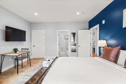 Ένα ή περισσότερα κρεβάτια σε δωμάτιο στο Furnished Apartment Near Logan Airport