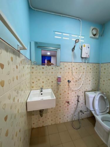 Koupelna v ubytování Patcharin Homestay