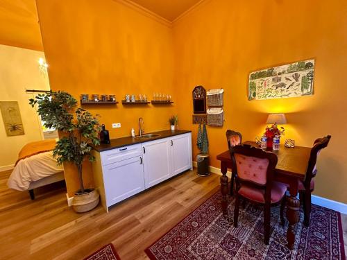 a kitchen with a sink and a table in a room at B&B Schipperspad in Tolkamer