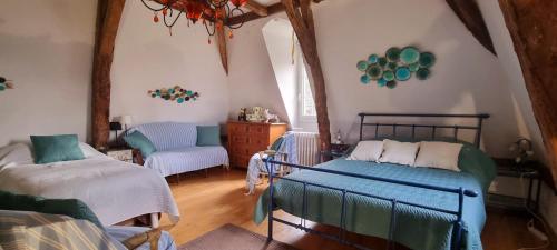 une chambre avec deux lits et une chaise dans l'établissement chartreuse st Cernin, à Bergerac