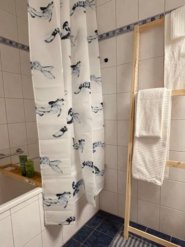 NEW renovated 2BR City Apartment photo 3