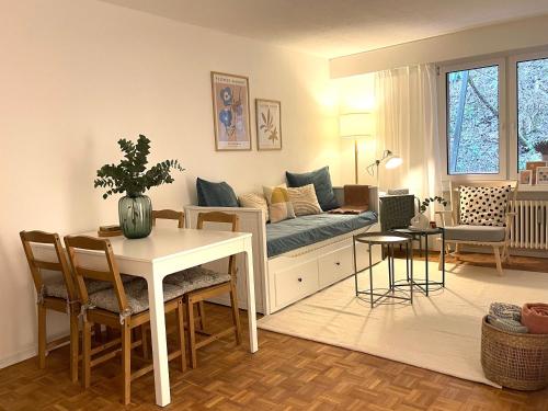 Posezení v ubytování NEW renovated 2BR City Apartment