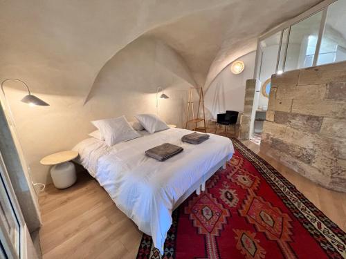 une chambre avec un grand lit dans un grenier dans l'établissement Près d'Avignon, studio de charme avec vue, à Villeneuve-lès-Avignon