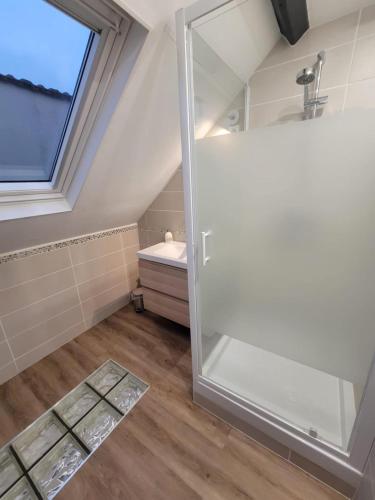 une salle de bain avec douche et baignoire dans l'établissement La Parenthèse vous accueille, maison avec garage, à Saint-Quentin