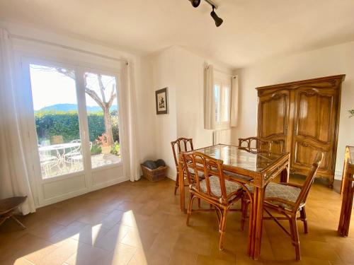 une salle à manger avec une table et des chaises et une fenêtre dans l'établissement Le Théos, à Vaison-la-Romaine