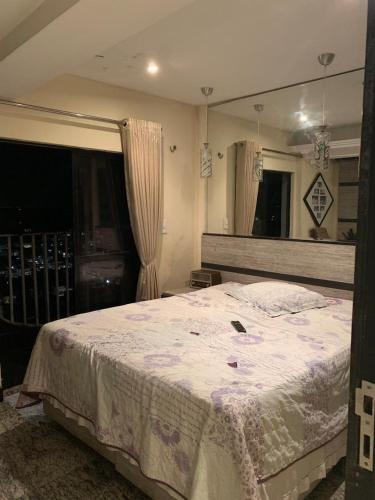 a bedroom with a large bed and a large mirror at Apartamento Duplex Cobertura in Belém
