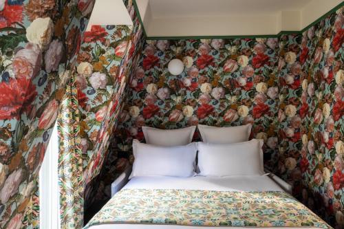 Кровать или кровати в номере Hôtel Ginette à la Folie & Spa