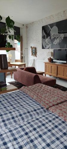 a living room with a couch and a table at Studio Gerenoveerde winkel in Arnhem