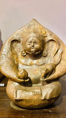 a gold statue of a baby on a rock at Winnie Homestay in Longtian