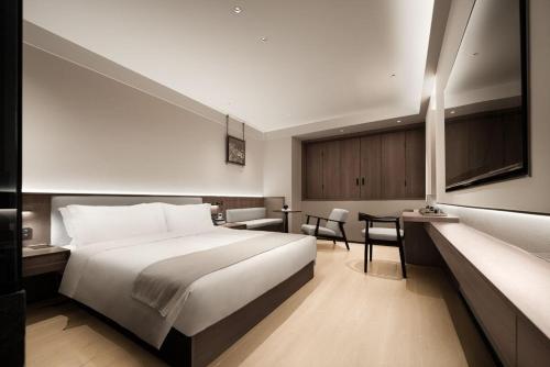 Postel nebo postele na pokoji v ubytování Walling Hotel - Chongqing hongyadong jialingjiang binjianglu