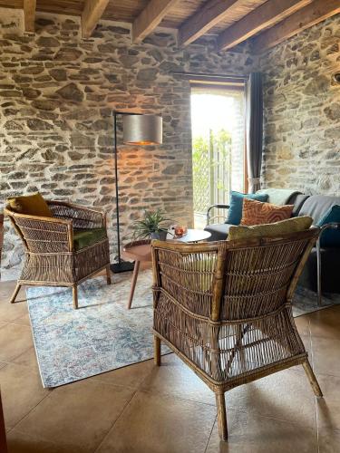 un salon avec deux chaises et un canapé dans l'établissement ArcenFrance, à Sussac