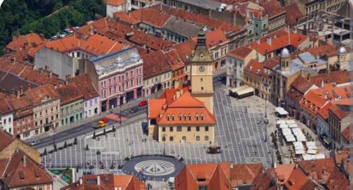 een uitzicht over een stad met rode daken bij DIN Residence in Braşov