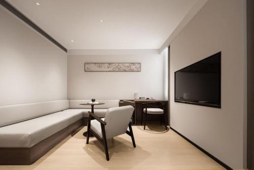 TV a/nebo společenská místnost v ubytování Walling Hotel - Chongqing hongyadong jialingjiang binjianglu