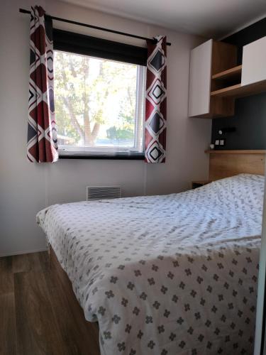 une chambre avec un lit et une fenêtre dans l'établissement Vias Relax, à Vias