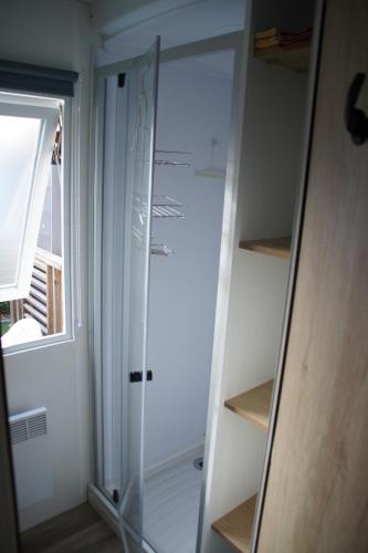 un placard en verre avec une porte et une fenêtre dans l'établissement Vias Relax, à Vias