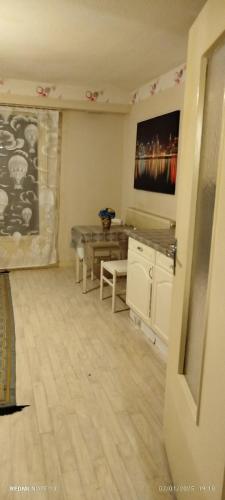 un salon avec une table et une salle à manger dans l'établissement Résidence du Circuit, à Pau