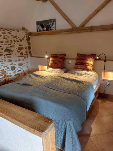 une chambre avec un grand lit avec deux oreillers dans l'établissement ArcenFrance, à Sussac