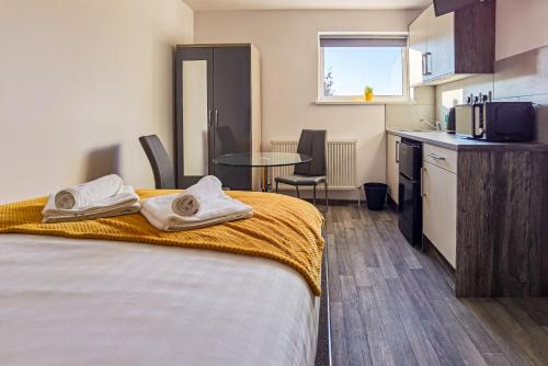 Η κουζίνα ή μικρή κουζίνα στο 4 Bedroom 4 Bathroom Contractor House with Secure Locks on Each Bedroom Managed by Your Lettings Short Lets & Serviced Accommodation Peterborough including FREE Parking and WiFi