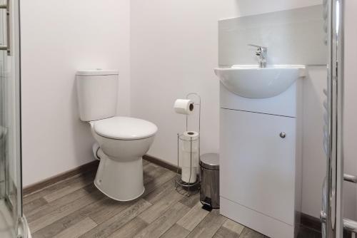 Ένα μπάνιο στο 4 Bedroom 4 Bathroom Contractor House with Secure Locks on Each Bedroom Managed by Your Lettings Short Lets & Serviced Accommodation Peterborough including FREE Parking and WiFi
