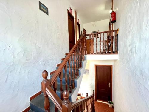 una scala in una casa con scala di Apartamentos Trebol a Mocanal