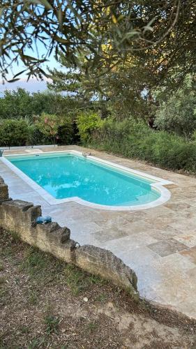 - une petite piscine dans une cour dans l'établissement Bright place in a family house, à Manosque