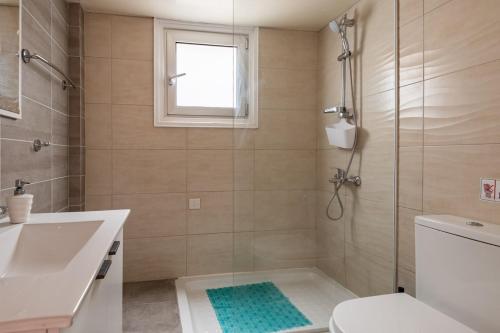 Ένα μπάνιο στο Central, renovated, fully equipped, spacious 3BD