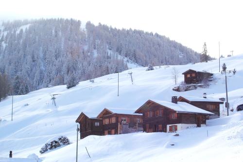 un rifugio da sci nella neve su una montagna di Maiensäss Stafel 45 a Mutten