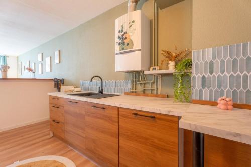 une cuisine avec un évier et un plan de travail dans l'établissement Centre Parking gratuit Bars restaurants, à Mulhouse