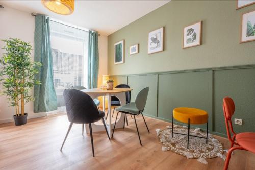 une salle à manger avec une table et des chaises dans l'établissement Centre Parking gratuit Bars restaurants, à Mulhouse