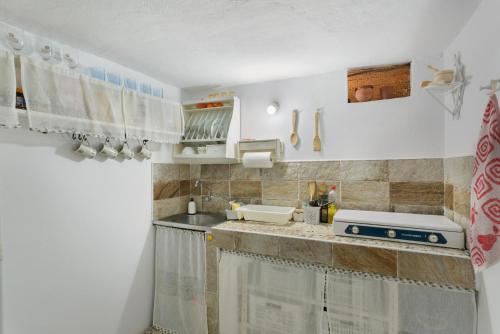 eine kleine Küche mit einer Spüle und einer Theke in der Unterkunft Casa vacacional La Finca González in Tenteniguada