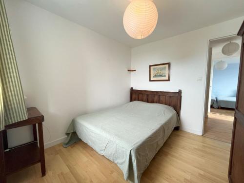 a small bedroom with a bed and a lamp at Maison double en pierres pour grande famille ou groupe amis in Sibiril