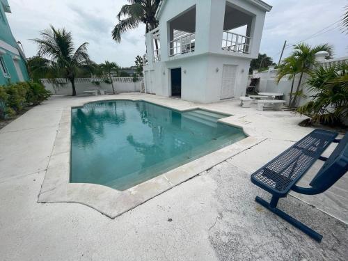 una piscina frente a una casa en Rare Find -Beach View, en Nassau