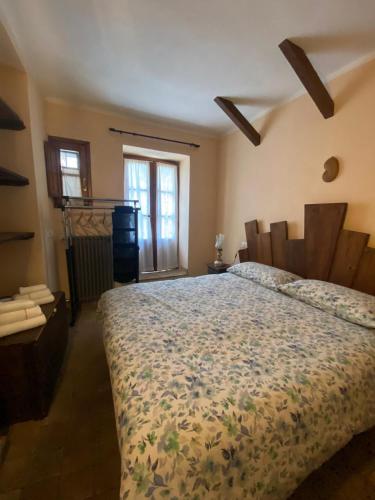 a bedroom with a large bed in a room at La Lanterna in Collesalvetti