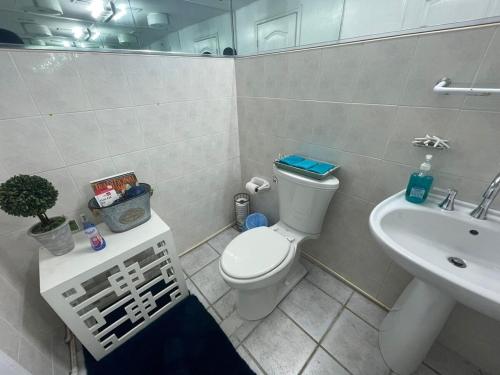 un baño con inodoro y lavabo en Rare Find -Beach View, en Nassau