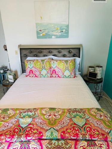 Un dormitorio con una cama con una colcha colorida. en Rare Find -Beach View, en Nassau