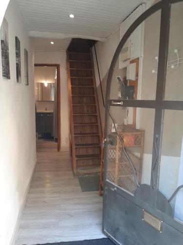 un couloir avec un escalier en colimaçon dans une maison dans l'établissement L oustau des Arênes, à Arles