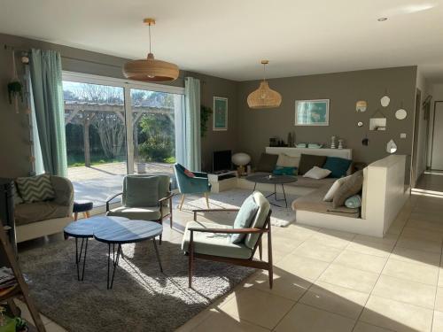 un salon avec un canapé, des chaises et une table dans l'établissement ღ Le Somptueux Spatieux, Jardin,Proche Plage, à La Couarde-sur-Mer