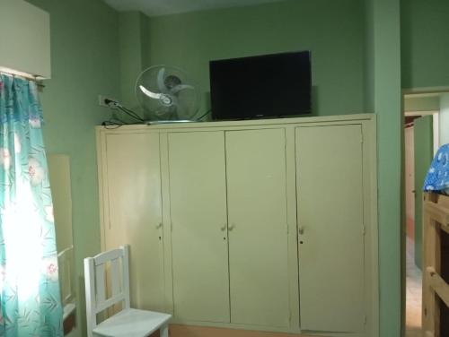een witte kast met daarop een televisie bij Atalaya in Puerto Madryn