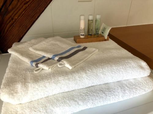 - une paire de serviettes sur un lit dans la salle de bains dans l'établissement Spacious apartment in the heart of the city center, à Lons-le-Saunier