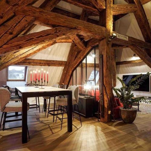 une salle à manger avec une longue table et des chaises dans l'établissement Spacious apartment in the heart of the city center, à Lons-le-Saunier