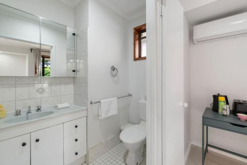 Bilik mandi di Budget 1Bed Studio Near Top Malls and Transit
