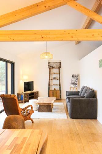 un salon avec un canapé et une table dans l'établissement Villa Onébien, à Gujan-Mestras