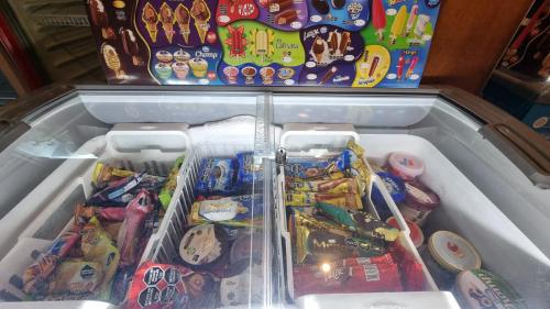 uma geladeira cheia de comida e brinquedos em Hotel Presidente em San Miguel de Tucumán