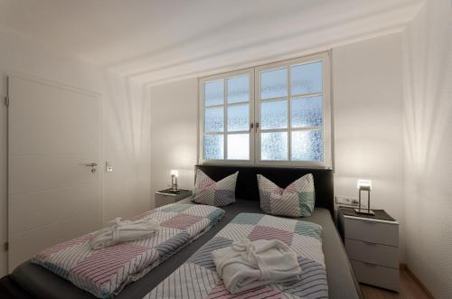 クレフにあるFerienweingut Jürgen Beth Parterreのタオルが敷かれたベッドが2つある寝室