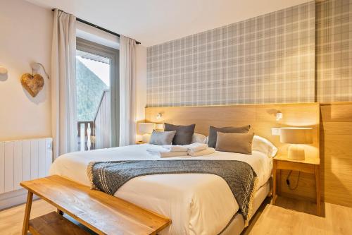 Postel nebo postele na pokoji v ubytování Luderna - Apartamento con terraza Bonaigua B3 Toran