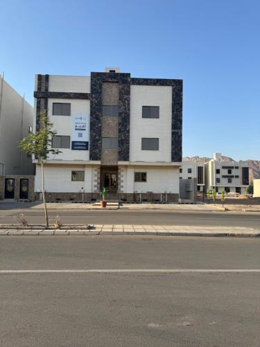 a building on the side of a street at شقة دار المنى الفندقية in Al Madinah