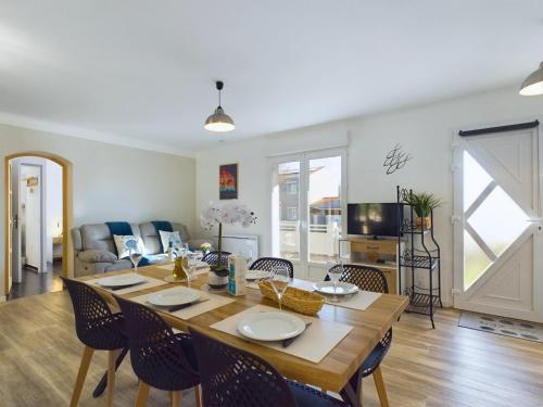une salle à manger et un salon avec une table et des chaises dans l'établissement Bourg d'Olonne sur Mer, charmante maison pour 6, à Les Sables-dʼOlonne