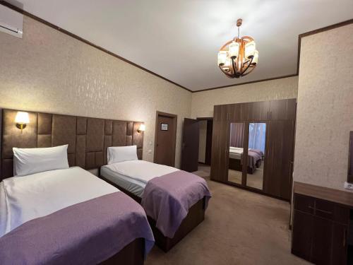 Postel nebo postele na pokoji v ubytování Alison Boulevard Hotel