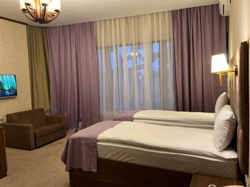 Postel nebo postele na pokoji v ubytování Alison Boulevard Hotel