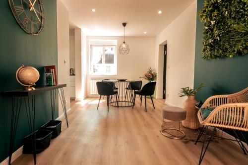 un salon avec une table et des chaises dans l'établissement La SUITE'HOME Super Bright Modern Apartment, à Mulhouse